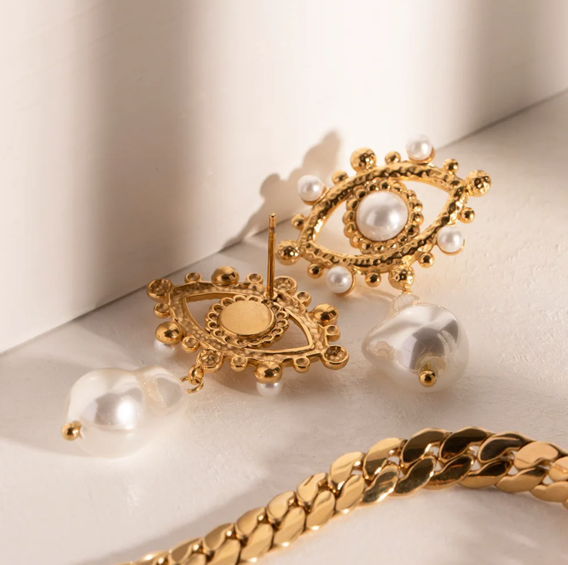 Golden Pearl Gaze