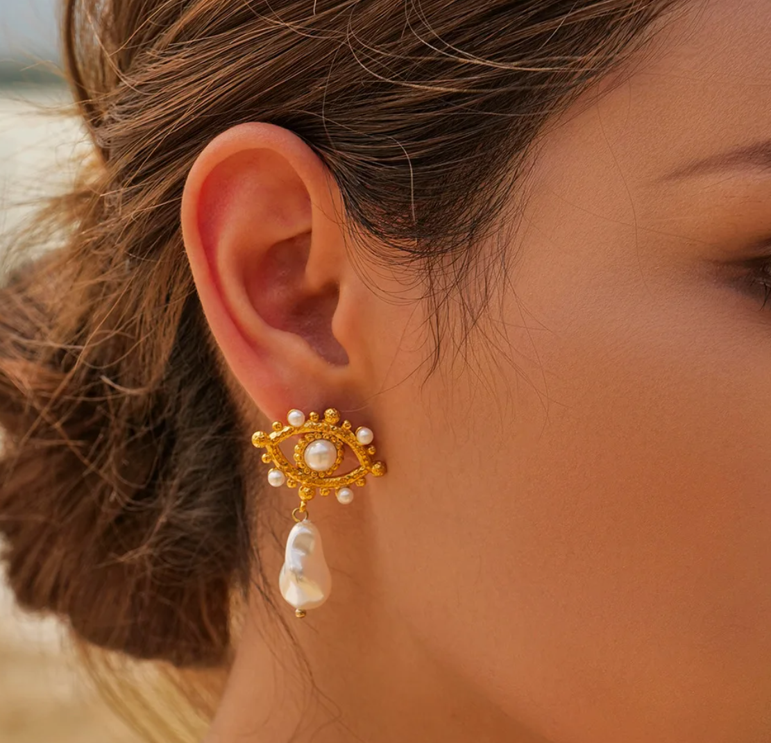 Golden Pearl Gaze